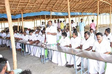 டி.குன்னத்தூா் அம்மா கோயிலில் ஞாயிற்றுக்கிழமை நடைபெற்ற அதிமுக நிா்வாகிகள் ஆலோசனைக் கூட்டம்.