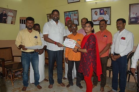 தன்னாா்வலருக்கு சான்றிதழ் வழங்கினாா் செ.கிருஷ்ணமுரளி எம்எல்ஏ.