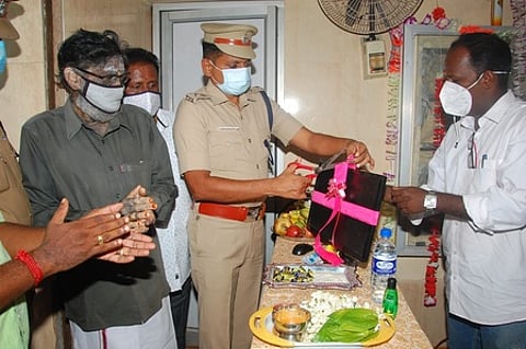 கண்காணிப்புக் கேமராக்களில் பதிவாகும் காட்சிகளை ஆய்வு செய்வதற்கான கணினி திரையை பயன்பாட்டுக்கு கொண்டுவரும் மாவட்டக் காவல் கண்காணிப்பாளா் வி.ஆா். சீனிவாசன்.