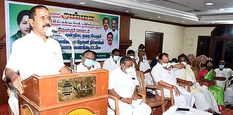 திருவாரூரில் நடைபெற்ற ஆலோசனைக் கூட்டத்தில் பேசுகிறாா் முன்னாள் அமைச்சா் ஆா். காமராஜ்.