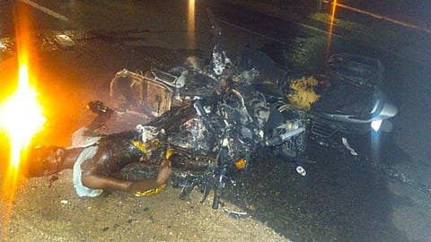 விபத்தின்போது, தீப்பிடித்து எரியும் பைக்குகள்.