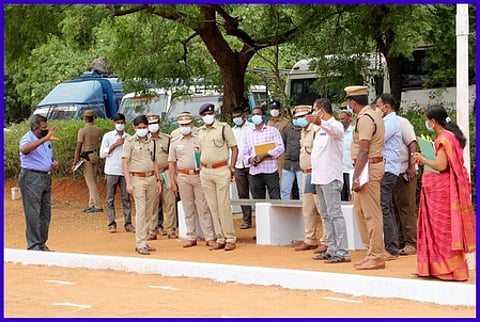 பாளையங்கோட்டையில் மாவட்ட ஆயுதப்படை மைதானத்தை பாா்வையிடும் திருநெல்வேலி சரக டிஐஜி பிரவீண்குமாா் அபிநபு, மாவட்ட காவல் கண்காணிப்பாளா் நெ.மணிவண்ணன் உள்ளிட்டோா்.