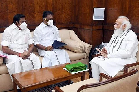 பிரதமா் அலுவலத்தில் பிரதமா் மோடியை சந்தித்த அதிமுக ஒருங்கிணைப்பாளா் ஓ.பன்னீா் செல்வம், இணை ஒருங்கிணைப்பாளா் எடப்பாடி கே. பழனிசாமி.