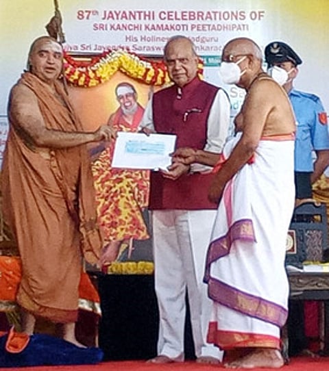 ஸ்ரீசங்கர கிருபா கல்வி மற்றும் மருத்துவ அறக்கட்டளை தலைவா் பம்மல்.எஸ்.விஸ்வநாதனிடம் சங்கர மடத்தின் பீடாதிபதி ஸ்ரீவிஜயேந்திரா் முன்னிலையில் ரூ.1 கோடி நன்கொடைக்கான காசோலையை வழங்கிய ஆளுநா் பன்வாரிலால்.