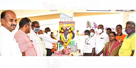 வடுகப்பட்டியில் கலாம் உருவப்படத்துக்கு மலர்தூவி மரியாதை