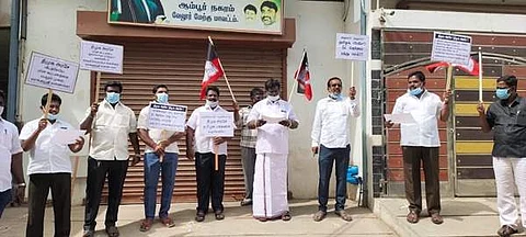 ஆம்பூரில் திமுக அரசை கண்டித்து கண்டன ஆர்ப்பாட்டத்தில் ஈடுபட்ட அதிமுகவினர்.
