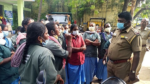 சின்னசேலம் பேரூராட்சி அலுவலகத்தை தூய்மைப் பணியாளா்கள் முற்றுகை