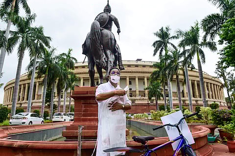 நாடாளுமன்றக் கூட்டத்திற்கு சைக்கிளில் வந்த காங். எம்.பி.