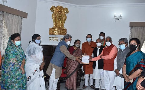 ஆளுநர் பேபி ராணி மெளா்யா சந்தித்து கடிதம் வழங்கிய புஷ்கர் சிங் தாமி, மத்திய அமைச்சர் நரேந்திர சிங் தோமர் மற்றும் கட்சியினர்.
