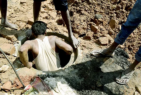‘5 ஆண்டுகளில் ஒரு மலக்குழி மரணம் கூட இல்லை’: மத்திய அமைச்சர் பதிலால் சர்ச்சை