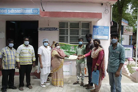 ரத்ததானம் செய்த விழுதுகள் இளைஞர் மன்ற இளைஞர்களுக்கு வாழ்த்துகள் தெரிவித்து இரத்ததான சான்றிதழ்களை வழங்குகிறார் பெரியகுளம் மாவட்ட அரசு தலைமை மருத்துவமனை நிலைய மருத்துவ அலுவலர் ஆசியா.