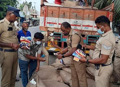 சேலம் சீலநாயக்கன்பட்டி வாகன சோதனையின் போது பெங்களூருவில் இருந்து கொண்டு வரப்பட்ட குட்கா பறிமுதல் செய்து அதை பார்வையிடும் போலீசார்.
