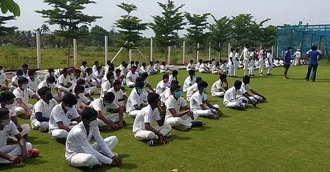 சேலம் மாவட்ட கிரிக்கெட் அணிக்கு வீரர்கள் தேர்வு முகாமிற்கு வருகை தந்துள்ள கிரிக்கெட் வீரர்கள்.