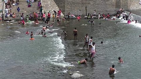 மேட்டூர் காவிரியில் ஆடிப்பெருக்கில் நீராடும் மக்கள்
