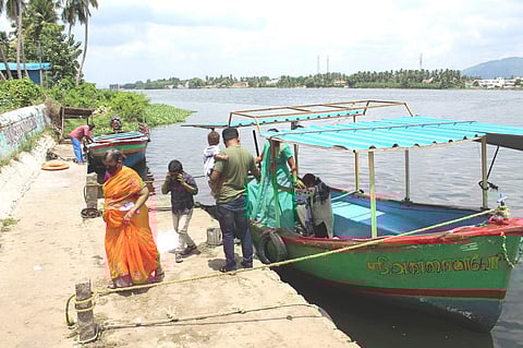 காவிரிக் கதவணை பகுதியில் தொடங்கிய விசைப்படகு போக்குவரத்து.