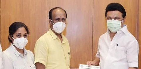தமிழ்த் திரைப்படத் தயாரிப்பாளர்கள் சங்கத்தின் தலைவர் முரளி ராமசாமி, தமிழக முதல்வர் ஸ்டாலினை தலைமைச் செயலகத்தில் நேற்று சந்தித்து ஒளிப்பதிவு திருத்த மசோதா தொடர்பான கோரிக்கை மனுவை அளித்தார்.