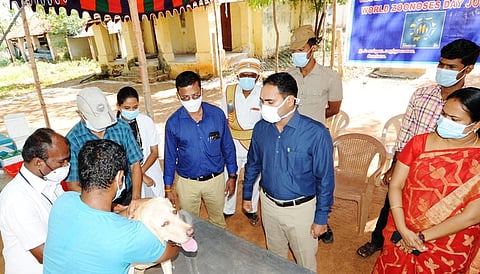 சிவகங்கையில் உள்ள கால்நடை பராமரிப்புத் துறை அலுவலகத்தில் வளா்ப்பு பிராணிகளுக்கான தடுப்பூசி முகாமை செவ்வாய்க்கிழமை தொடக்கி வைத்த ஆட்சியா் பி. மதுசூதன் ரெட்டி.