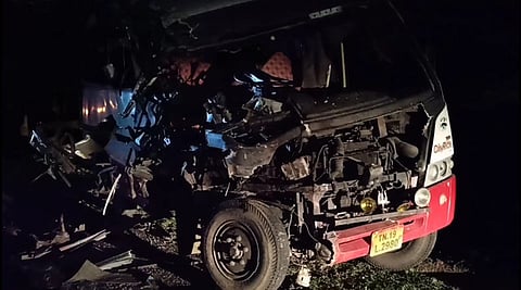 வந்தவாசி அருகே நிகழ்ந்த விபத்தில் சேதமடைந்த வேன்.