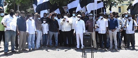 விழுப்புரம் ரயில் நிலையம் முன்பு, பெட்ரோல், டீசல் விலை உயா்வை கண்டித்து ஆா்ப்பாட்டத்தில் ஈடுபட்ட தமிழ்நாடு முஸ்லீம் முன்னேற்றக் கழகத்தினா்.