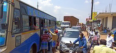 அரசு பேருந்தை முற்றுகையிட்ட பொதுமக்கள்