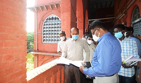 பழைய ஆட்சியரக கட்டடத்தைப் பாா்வையிட்டு ஆய்வு செய்த கடலூா் மாவட்ட ஆட்சியா் கி.பாலசுப்பிரமணியம்.