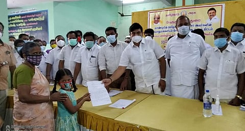 ஆா்.பட்டணம் பகுதியில் பொதுமக்களிடம் மனுக்கள் பெறும் அமைச்சா் மா.மதிவேந்தன்.