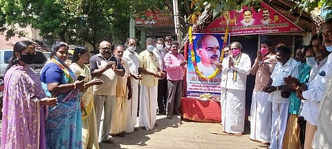 பாஜக மூத்த தலைவா் சியாம பிரசாத் முகா்ஜியின் உருவ படத்துக்கு மாலை அணிவித்த வழக்குரைஞா் கே.ராஜேந்திரன் உள்ளிட்டோா்.