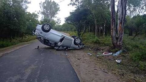 தலமலையில் விபத்துக்குள்ளான காா்.