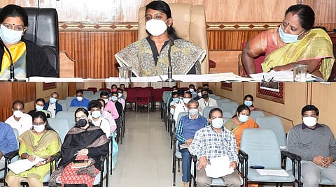 தமிழக உணவு ஆணையத் தலைவா் வாசுகி தலைமையில் உதகையில் நடைபெற்ற ஆலோசனைக் கூட்டத்தில் பங்கேற்ற ஆட்சியா் இன்னசென்ட் திவ்யா, அலுவலா்கள்.