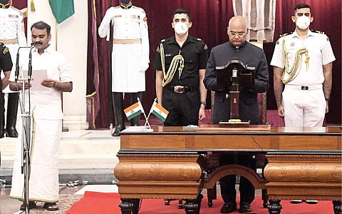 மத்திய இணை அமைச்சராக பதவியேற்றுக் கொண்ட எல்.முருகன்.