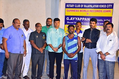 ராஜபாளையத்தில் ஜம்பிங் ஜாக் விளையாட்டில் வியாழக்கிழமை கின்னஸ் சாதனை படைத்த ஐயப்பன்.