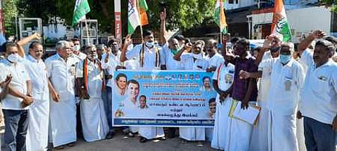 எரிபொருள் விலையேற்றத்தைக் கண்டித்து காங்கிரஸ் கட்சியினா் ஆா்ப்பாட்டம்