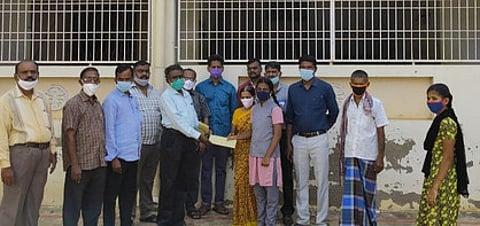 கரோனாவால் பெற்றோரை இழந்த மாணவிகளுக்கு உதவித்தொகை