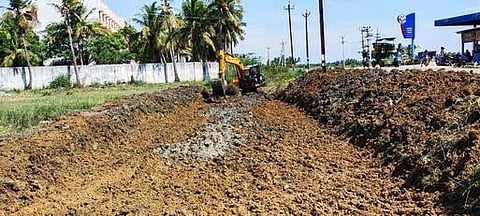 கறம்பக்குடி அருகே சொந்த செலவில் வாரியை தூா்வாரும் கிராம மக்கள்