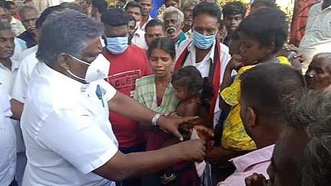 ஏரியில் மூழ்கி உயிரிழந்த சிறுவனின் குடும்பத்துக்கு நிதியுதவி வழங்கல்