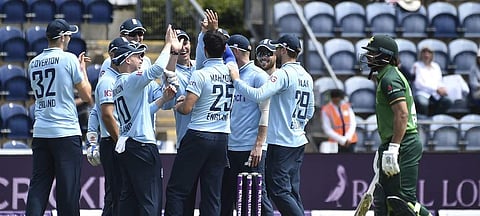 அனுபவமில்லா இங்கிலாந்து அணியிடம் மோசமாகத் தோற்ற பாகிஸ்தான் (ஹைலைட்ஸ் விடியோ)