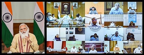 மத்திய அரசின் நிதியுதவியில் இயங்கும் தொழில்நுட்பக் கல்வி நிறுவனங்களின் இயக்குநா்களுடனான காணொலிக் கூட்டத்தில் பேசுகிறாா் பிரதமா் நரேந்திர மோடி.