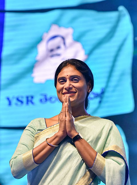 தெலங்கானாவில் புதிய அரசியல் கட்சி தொடங்கிய ஆந்திர முதல்வரின் சகோதரி: ‘ஒய்எஸ்ஆா் தெலங்கானா கட்சி’