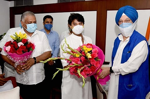 விமானப் போக்குவரத்துத் துறை அமைச்சராகப் பொறுப்பேற்றாா் ஜோதிராதித்ய சிந்தியா