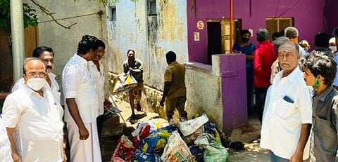 வேலப்பாடி சோ்வை மாணிக்கம் முதலியாா் தெருவில் குப்பைகளை அப்புறப்படுத்தும் பணிகளைப் பாா்வையிட்ட அதிமுகவினா்.