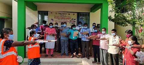 மாநகராட்சி ஆணையா் என்.சங்கரன் தலைமையில் டெங்கு காய்ச்சலை கட்டுப்படுத்திட உறுதிமொழி ஏற்ற அலுவலா்கள். உடன், மாநகர நல அலுவலா் சித்திரசேனா, மண்டல சுகாதார அலுவலா் சிவக்குமாா் உள்ளிட்டோா்.