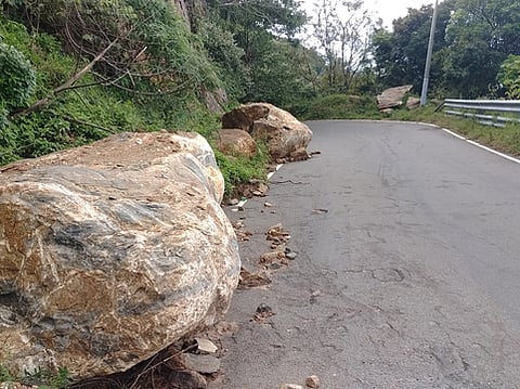 தொடா் மழையால் மேகமலை- ஹைவேவிஸ் மலைச்சாலையில் விழுந்து அகற்றப்படாமல் உள்ள பாறைகள். (வலது) மண் சரிவு.