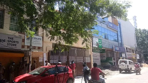 சென்னையில் வேலுமணியுடன் தொடர்புடைய 15 இடங்களில் சோதனை