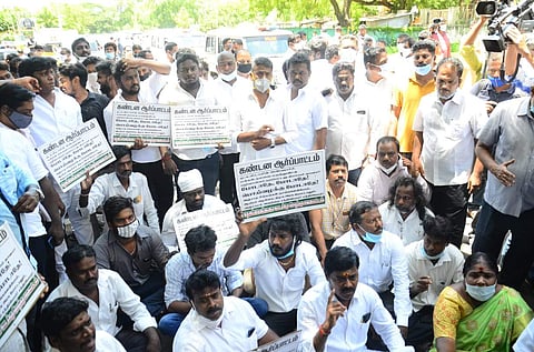 சேப்பாக்கம் எம்எல்ஏ விடுதியில் அதிமுகவினர் போராட்டம் தீவிரம்