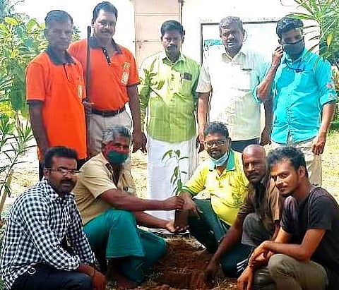 பசுமை சங்ககிரி அமைப்பு, தண்ணீர் தண்ணீர் அமைப்பு அறக்கட்டளையின் சார்பில் வடுகப்பட்டி மாதிரி பள்ளி வளாகத்தில் செவ்வாய்க்கிழமை மரக்கன்றுகளை நட்டு வைக்கும் நிர்வாகிகள்.