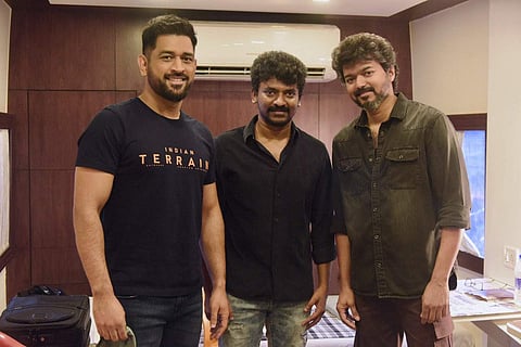 'பீஸ்ட்டும் சிங்கமும் இணைந்தால்...?' - படப்பிடிப்புத் தளத்தில் விஜய் மற்றும் தோனியுடன் இயக்குநர்