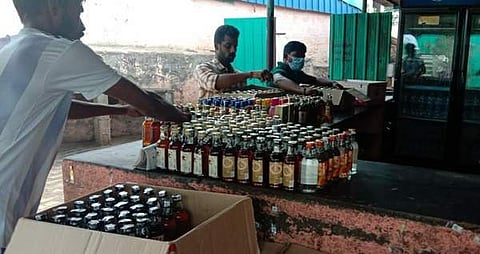 திருப்பூரில் சட்டவிரோதமாக இயங்கிய டாஸ்மாக் பாரில் இருந்து பறிமுதல் செய்யப்பட்டுள்ள மதுபாட்டில்கள்.