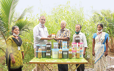 உரங்களை விற்கும் பேரூராட்சி செயல் அலுவலர் சாகுல் அமீது. (இடமிருந்து 2 ஆவது)