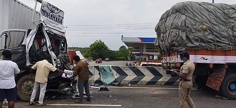 நின்றிருந்த லாரி மீது கண்டெய்னர் லாரி மோதல்