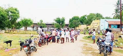மானாமதுரையில் போலீசார் விரட்டியடித்தால் வைகை ஆற்றுப்பகுதியில் ஆடுகள் விற்பனையில் ஈடுபட்ட வியாபாரிகள்.